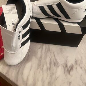 Nique Kids White and Black Sneakers
